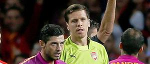 Ein Mann sieht rot. Arsenals Szczesny (grünes Trikot) kennt das schon.