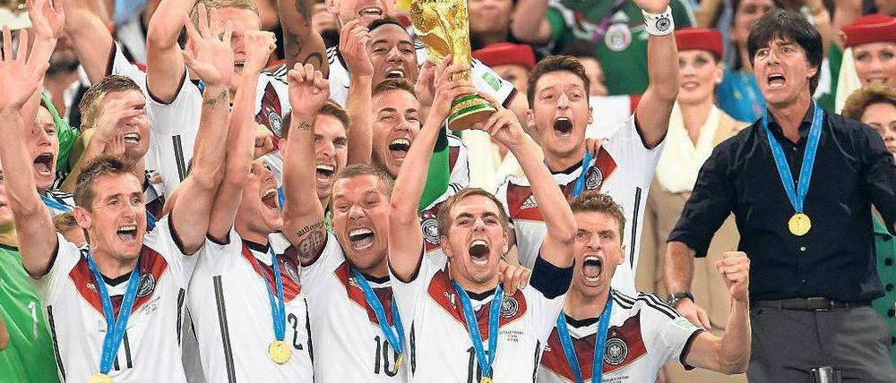 Wir waren ein Team. Von den Spielern, die im Juli das WM-Finale gewonnen haben, werden Bundestrainer Löw in Polen einige fehlen. Allen voran Philipp Lahm (mit Pokal).