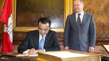 Eintrag ins Goldene Buch der Stadt. Chinas Premier Li Keqiang zu Gast bei Hamburgs Erstem Bürgermeister Olaf Scholz.