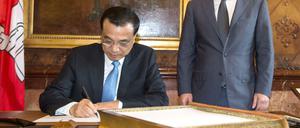 Eintrag ins Goldene Buch der Stadt. Chinas Premier Li Keqiang zu Gast bei Hamburgs Erstem Bürgermeister Olaf Scholz.