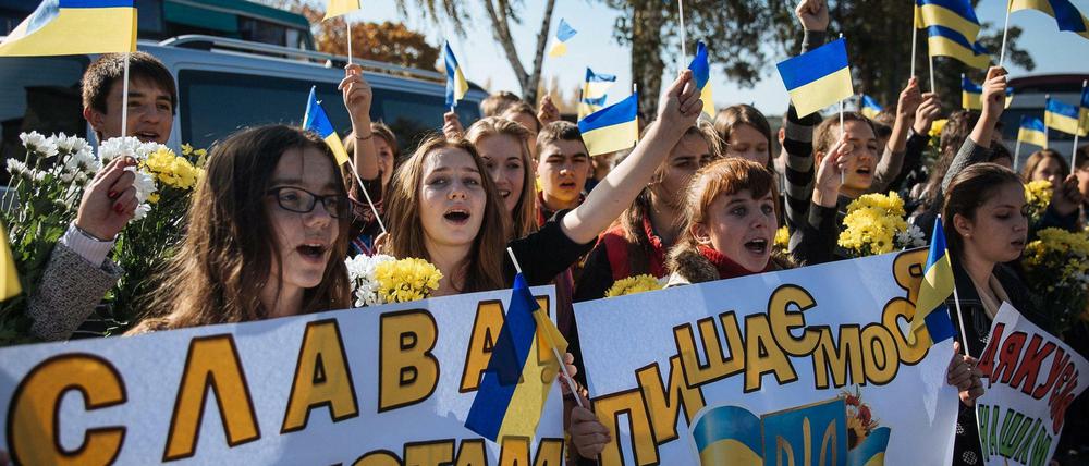 Ukrainische Jugendliche jubeln für ihr Land. Auf ähnliche Bilder hofft Gerd Müller (CSU) am Montag. On die den deutschen Hilfskonvois für die Ukraine zufällig auch ein paar schwarz-rot-goldene Flaggen liegen?