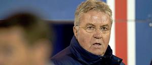 Das große Staunen auf der Ersatzbank: Guus Hiddink erlebt in Island die zweite Niederlage im dritten Spiel. 