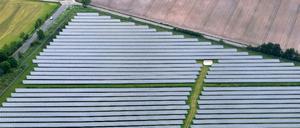 Teure Wende. Die Förderung von Solaranlagen, Windrädern und Biokraftwerken kostet die Verbraucher 6,24 Cent - je Kilowattstunde.