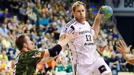 Eine Nummer zu groß: Die Füchse (links Kasper Nielsen) verlieren gegen den THW Kiel mit Steffen Weinhold.