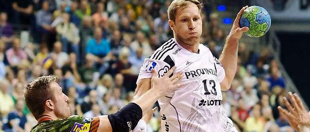 Eine Nummer zu groß: Die Füchse (links Kasper Nielsen) verlieren gegen den THW Kiel mit Steffen Weinhold.