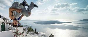 Geht doch. Der Schweizer Joel Eggimann tritt auf der griechischen Insel Santorini bei der Red Bull Art of Motion auf.