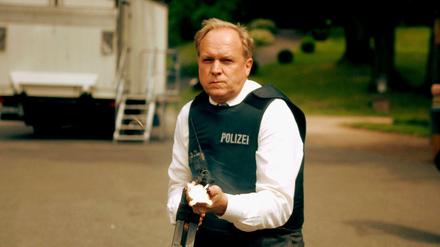 Tatort-Szene: Kommissar Felix Murot (Ulrich Tukur) greift zur Waffe.