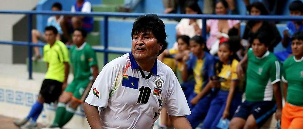 Mit vollem Einsatz am Ball: Boliviens Präsident Evo Morales spielte als junger Mann schon einmal in der zweiten Liga.