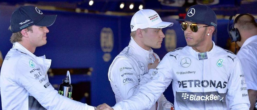 Glückwunsch an den Konkurrenten. Nico Rosberg (l.) gratuliert Qualifying-Sieger Lewis Hamilton