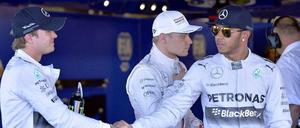 Glückwunsch an den Konkurrenten. Nico Rosberg (l.) gratuliert Qualifying-Sieger Lewis Hamilton