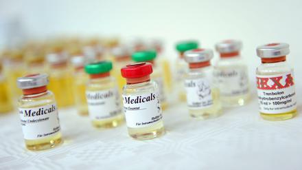Verbotene Nachhilfe. Fläschchen mit anabolen Steroiden während einer Pressekonferenz im Haus der Staatsanwaltschaft in München.