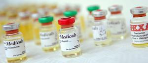 Verbotene Nachhilfe. Fläschchen mit anabolen Steroiden während einer Pressekonferenz im Haus der Staatsanwaltschaft in München. 