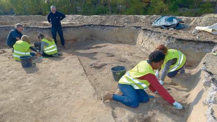 Schüler der Clay-Schule bei archäologischen Grabungen auf dem Gelände, auf dem einmal ihr neues Schulgebäude stehen soll.