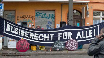 "Bleiberecht für alle" fordern diese Demonstranten. Diesen Wunsch wird ihnen Bundesinnenminister Thomas de Maizère nicht erfüllen. 