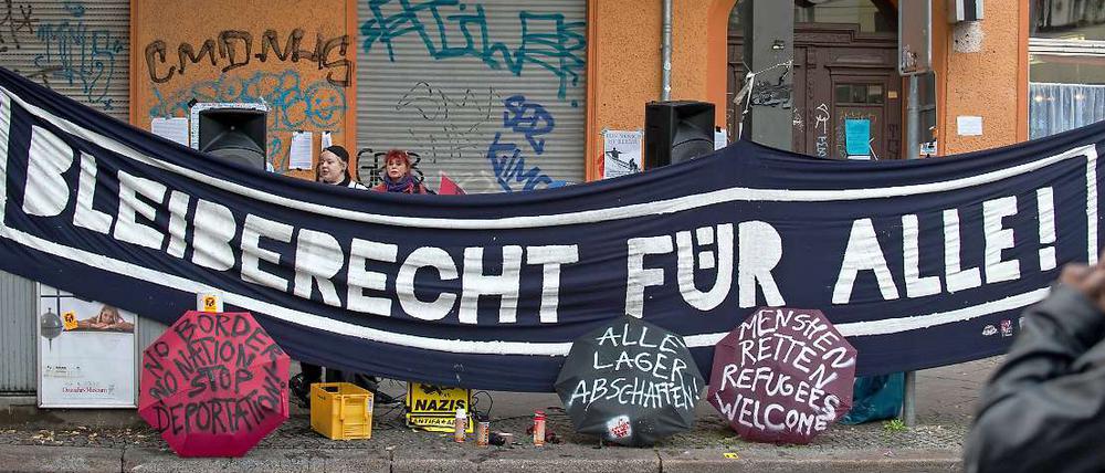 "Bleiberecht für alle" fordern diese Demonstranten. Diesen Wunsch wird ihnen Bundesinnenminister Thomas de Maizère nicht erfüllen. 