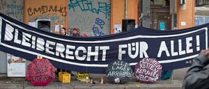 "Bleiberecht für alle" fordern diese Demonstranten. Diesen Wunsch wird ihnen Bundesinnenminister Thomas de Maizère nicht erfüllen. 