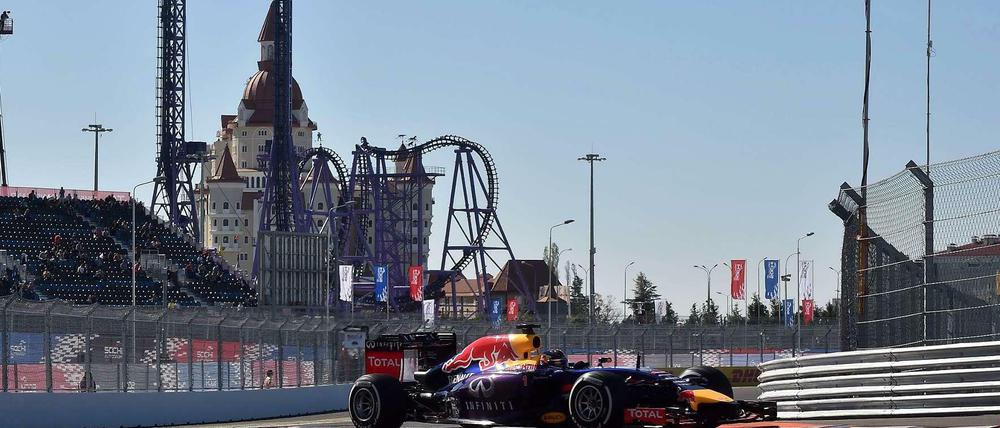 Rennfahren im Freizeitpark: Die als Olympia-Ort aufgemotzte Stadt Sotschi im Süden Russlands ist jetzt erstmals Austragungsstätte eines Formel-1-Rennens. 