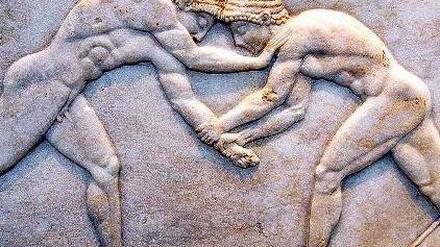 Ausgang offen. Im Ringen um die Gunst des Kapitalmarktes hatte Athen zuletzt Glück. Ob es dabei bleibt, ist offen. Im Bild: Zwei Ringer, die die Bodenplatte einer Statue verzieren, die im Archäologischen Museum von Athen steht. 
