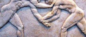 Ausgang offen. Im Ringen um die Gunst des Kapitalmarktes hatte Athen zuletzt Glück. Ob es dabei bleibt, ist offen. Im Bild: Zwei Ringer, die die Bodenplatte einer Statue verzieren, die im Archäologischen Museum von Athen steht. 