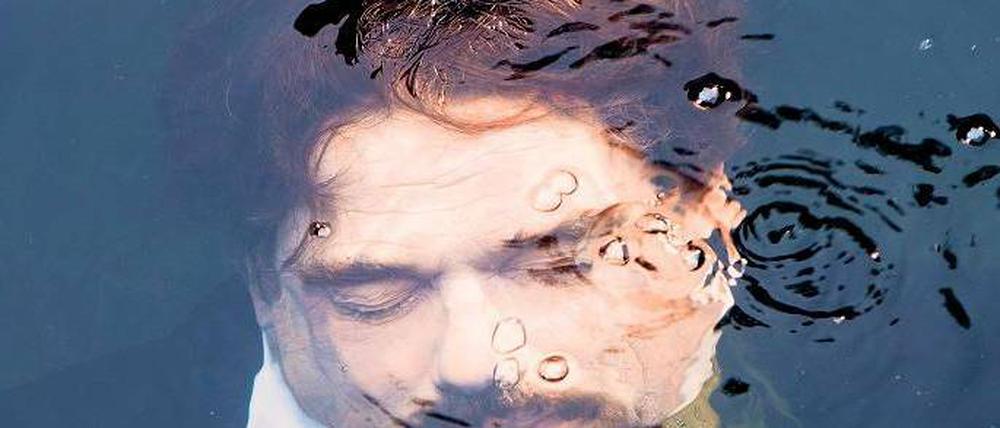 Der König stirbt zwei Mal. Am 13. Juni 1886 wurde der bayerische König Ludwig II. tot im Starnberger See gefunden. Jetzt treibt wieder ein „Kini“ (Martin Feifel) im Wasser. Foto: BR
