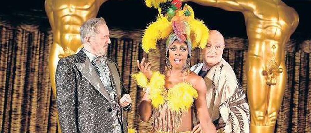 Narrenfreiheit. Das Musical „La Cage aux Folles“ in der Bar jeder Vernunft, mit Peter Rühring (l.) als George, Fausto Israel als Butler Jacob (M.) und Hannes Fischer als Albin.