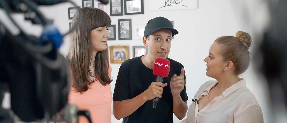 Jule Müller und Annelie Kralisch-Pehlke sind Berlinerinnen. Ihr Start-up Im Gegenteil ging im November 2013 online. Mittlerweile vermitteln sie Singles in rund einem Dutzend deutscher Städte – und sogar in Amsterdam.