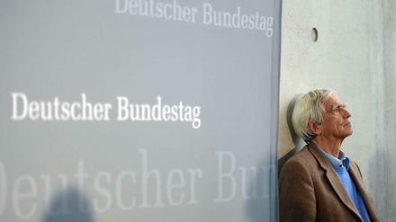 Wann geht es endlich richtig los? Der Grünen-Abgeordnete Christian Ströbele wartet am 16. Oktober vor dem Sitzungssaal auf den Beginn des NSA-Untersuchungsausschusses. In den kommenden Wochen stehen interessante Zeugenbefragungen an, doch der Ausschuss kämpft weiter um seine Arbeitsfähigkeit.