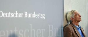 Wann geht es endlich richtig los? Der Grünen-Abgeordnete Christian Ströbele wartet am 16. Oktober vor dem Sitzungssaal auf den Beginn des NSA-Untersuchungsausschusses. In den kommenden Wochen stehen interessante Zeugenbefragungen an, doch der Ausschuss kämpft weiter um seine Arbeitsfähigkeit.