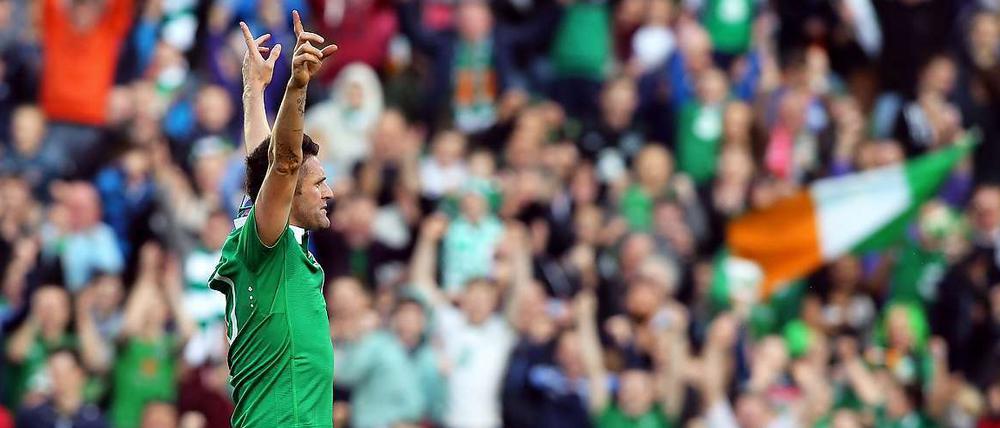 Robbie Keane lässt sich für seinen Hattrick gegen Gibraltar feiern.