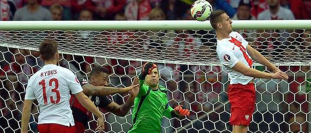 Gleich schlägt's ein. Arkadiusz Milik köpft an Manuel Neuer vorbei zum 1:0 für Polen ins Tor.
