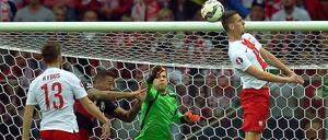 Gleich schlägt's ein. Arkadiusz Milik köpft an Manuel Neuer vorbei zum 1:0 für Polen ins Tor.