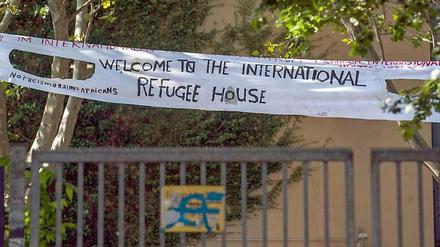 Ein Banner im September vor der ehemaligen Gerhart-Hauptmann-Schule. Aus dem Gebäude soll tatsächlich eines Tages ein internationales Flüchtlingszentrum mit 150 Plätzen werden.