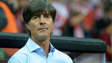 Jogi Löw beim Spiel Polen - Deutschland. Immerhin: RTL hat das Gespräch mit dem Trainer diesmal nicht mit Werbung unterbrochen.