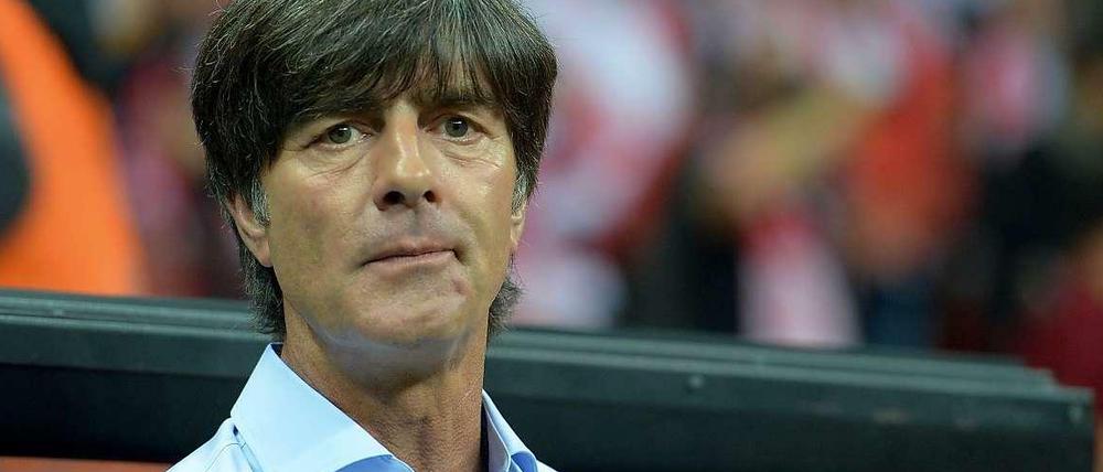 Jogi Löw beim Spiel Polen - Deutschland. Immerhin: RTL hat das Gespräch mit dem Trainer diesmal nicht mit Werbung unterbrochen.