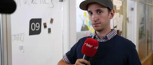 rbb-Moderator Chris Guse unterwegs in der Berliner Start-up-Szene.