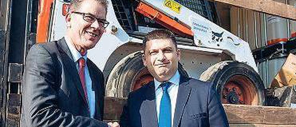 Hand drauf. Entwicklungsminister Gerd Müller (CSU) und Vladimir Groisman.