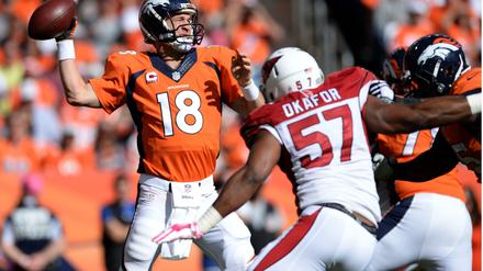 Der große Wurf. Peyton Manning benötigt nur noch drei Touchdown-Pässe, um eine historische NFL-Bestmarke zu verbessern.