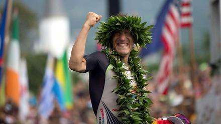 Geschafft: Sebastian Kienle feiert endlich seinen Triumph auf der US-Amerikanischen Inselgruppe.