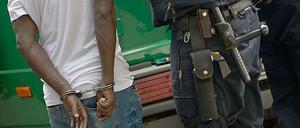 Ist dieser Mann vielleicht "geisteskrank"? Die Berliner Polizei vergibt in ihrer internen Datenbank Schlagwörter für Straftäter. Manche davon findet die Opposition problematisch.