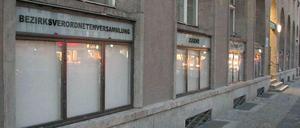 Aufregung um die Schaukästen. Warum die BVV in Steglitz-Zehlendorf vor allem über leere Kästen redetete, berichtet unsere Bloggerin, die dabei war.