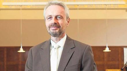 Einer von sechs. Ahmet Alagün wird gemeinsam mit fünf weiteren Juristen zum Verfassungsrichter ernannt. Hier steht er im Sitzungssaal des Amtsgerichts. 