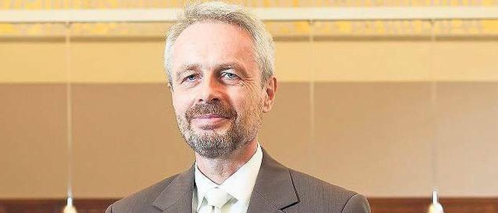 Einer von sechs. Ahmet Alagün wird gemeinsam mit fünf weiteren Juristen zum Verfassungsrichter ernannt. Hier steht er im Sitzungssaal des Amtsgerichts. 