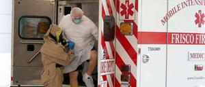 Die Ankunft des ersten Ebola Patienten im Krankenhaus in Texas. Er ist am Mittwoch gestorben. Nun hat sich auch ein Pfleger mit dem Virus infiziert.