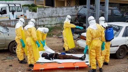 Helfer im Einsatz in Monrovia, der Hauptstadt Liberias.