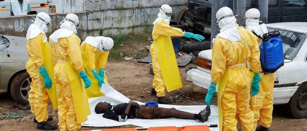 Helfer im Einsatz in Monrovia, der Hauptstadt Liberias.