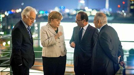 Bundeskanzlerin Merkel und Frankreichs Präsident Hollande mit ihren Dolmetschern.