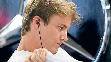 In sich gekehrt. In letzter Zeit zeigt sich der einst so eloquente Nico Rosberg zusehends schmallippig und reserviert. 