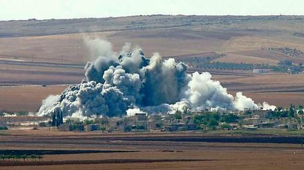 Luftangriff auf ein Dorf nahe Kobane. Trotz der jüngsten Erfolge der Anti-IS-Allianz ist die Stadt noch nicht gesichert.