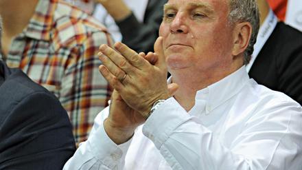Darf öfter duschen, öfter Besucher empfangen und bekommt unzählige Zeitungsabos: Uli Hoeneß ist der König der JVA Landshut.