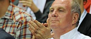 Darf öfter duschen, öfter Besucher empfangen und bekommt unzählige Zeitungsabos: Uli Hoeneß ist der König der JVA Landshut.